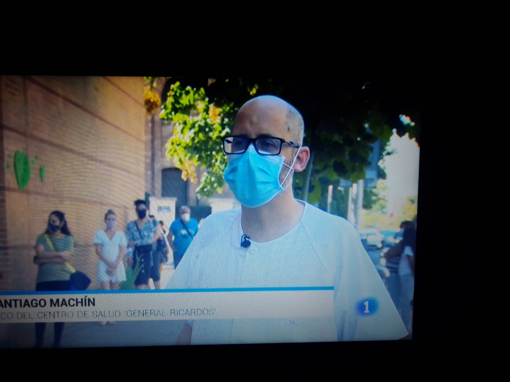 foto de la tele, entrevista a un médico del centro de salud de General Ricardos. Foto Angeles Oliva