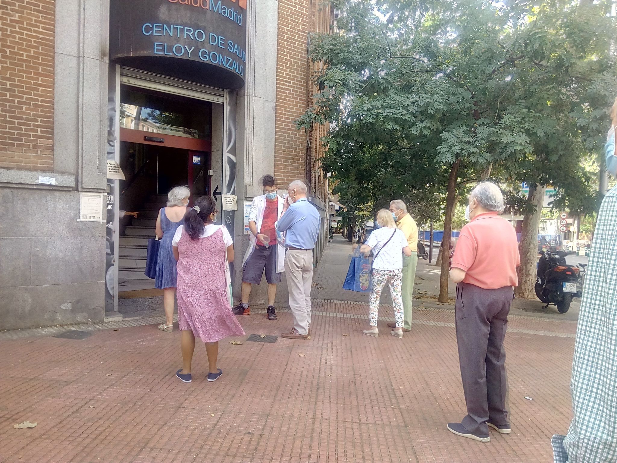 Puerta del Centro de Salud Eloy Gonzalo