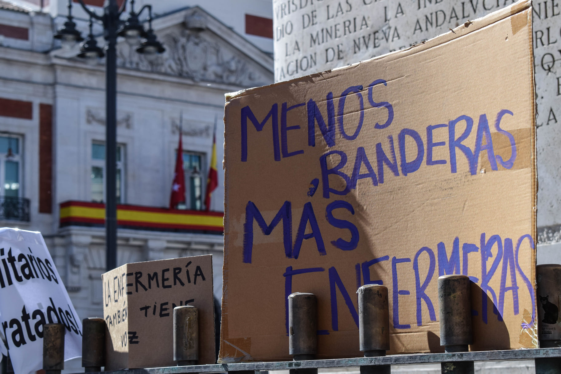 Cartel hecho a mano "Menos banderas, más enfermeras".