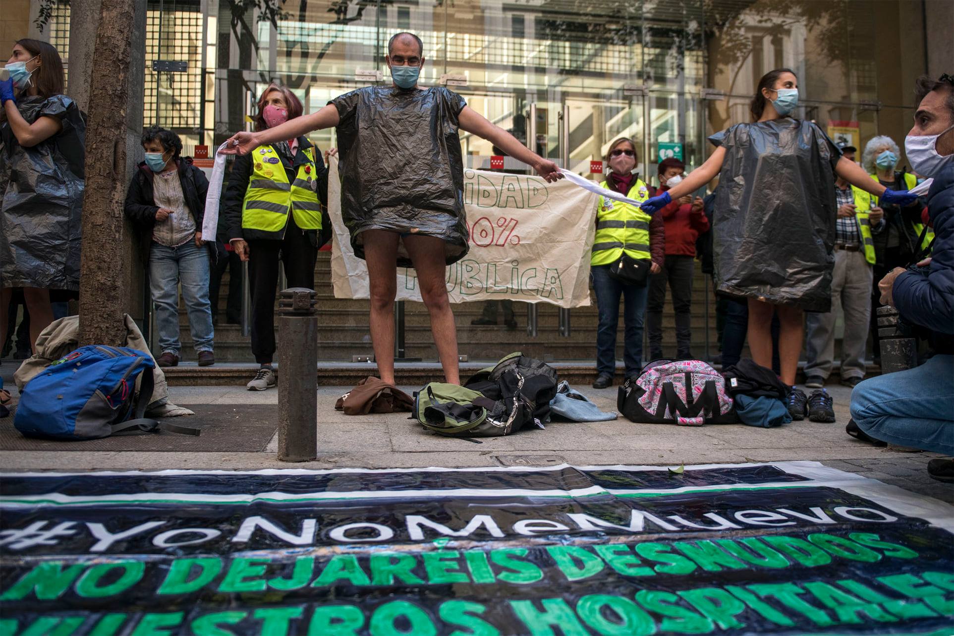 performance-protesta de Sanitarios Necesarios