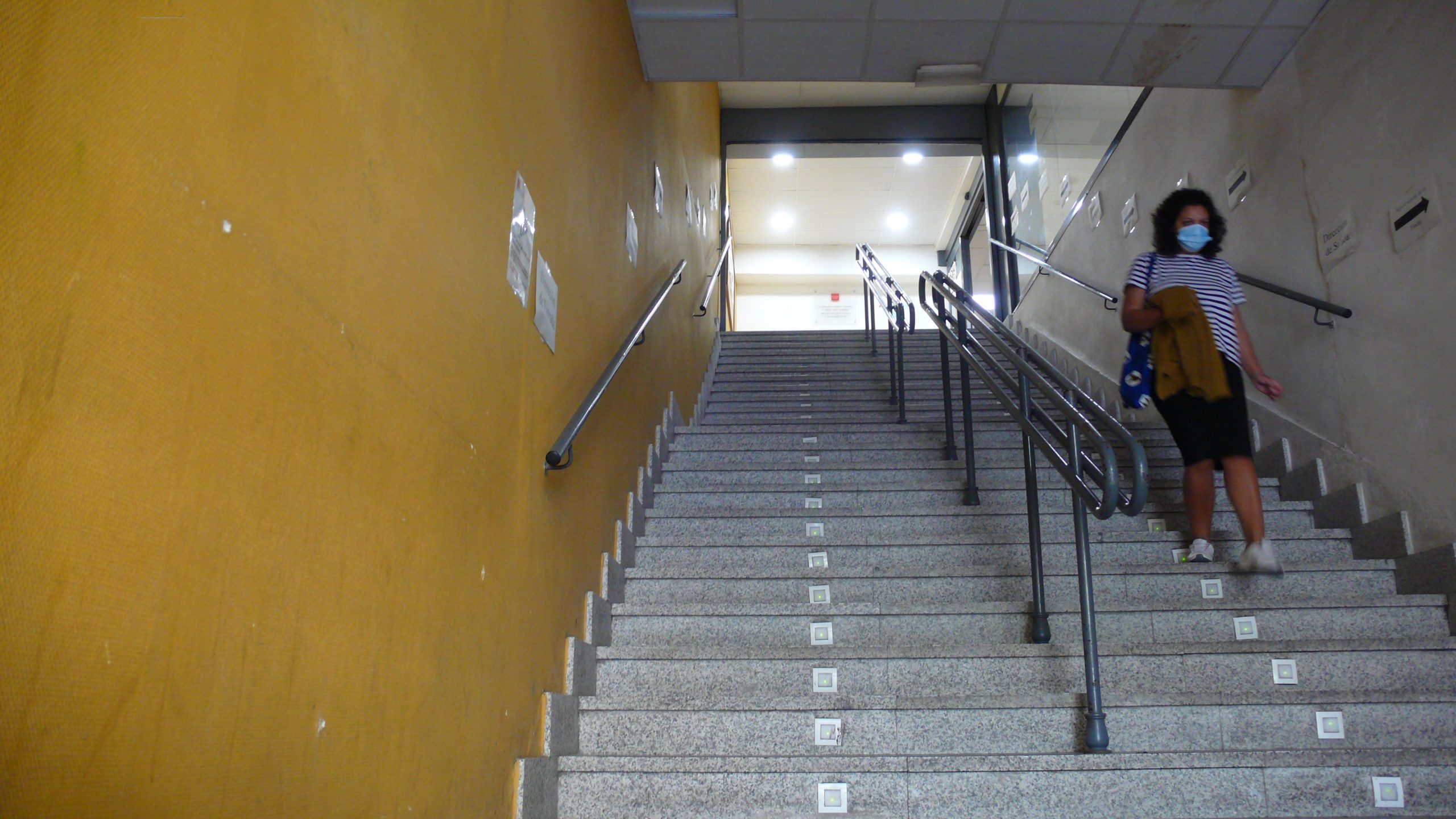 vista de la escalera de accesoal Centro de Salud Lavapiés