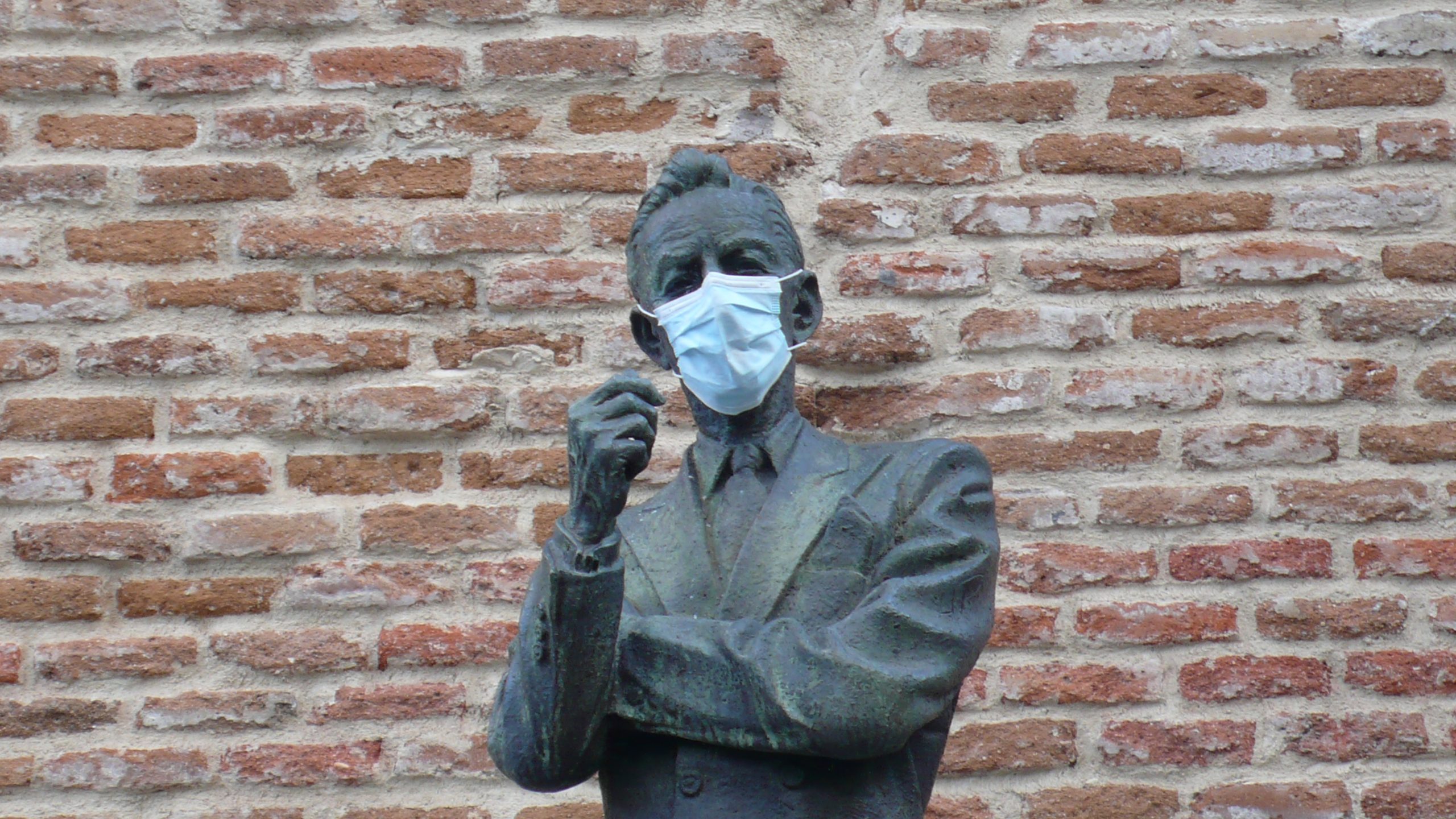 Una estatua con mascarilla