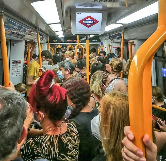 aglomeración en el metro de madrid en pandemia