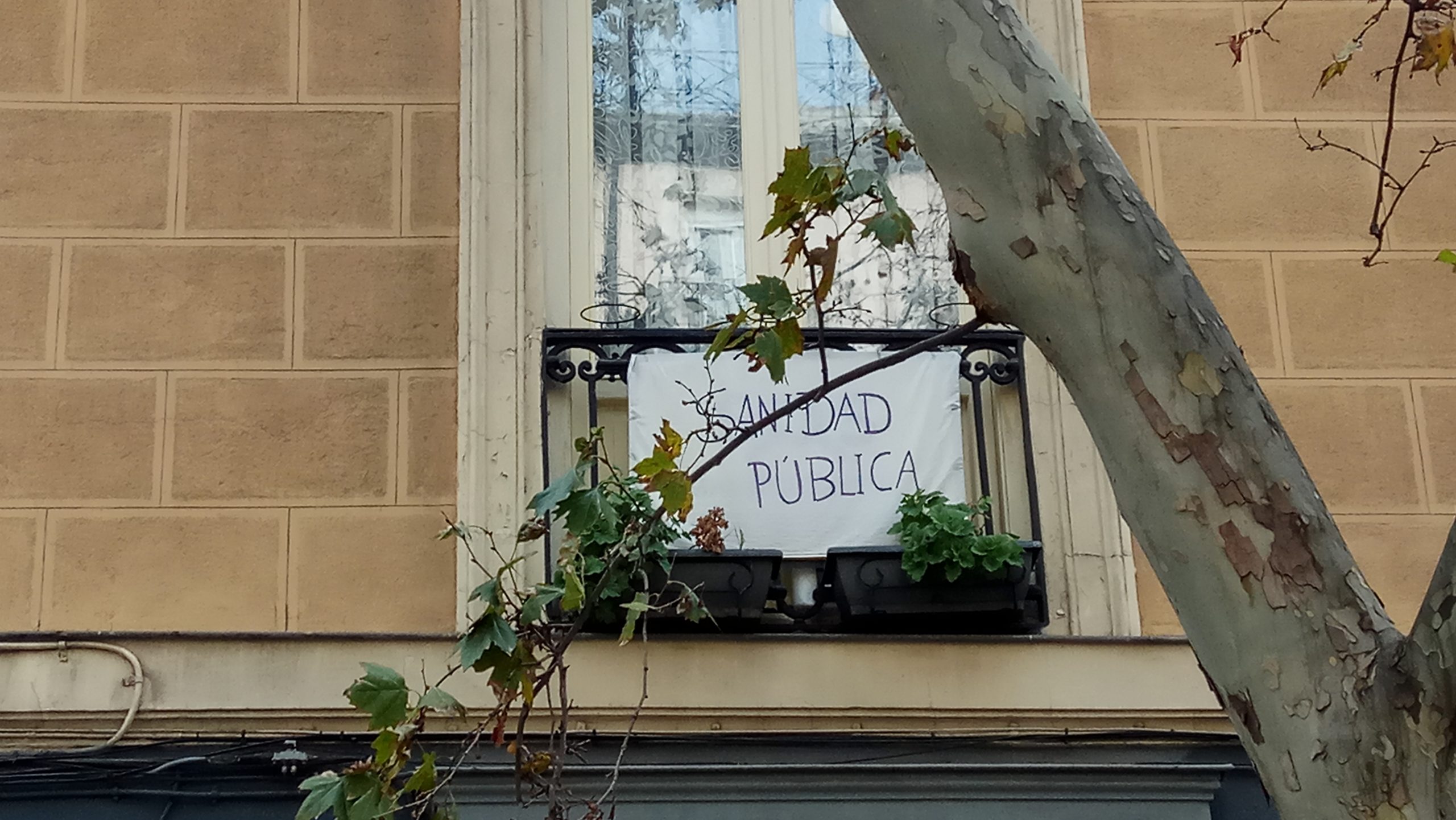 balcon con pancarta de apoyo a la sanidad pública